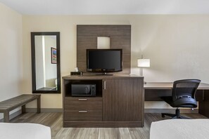 Habitación estándar, 2 camas de matrimonio, no fumadores, frigorífico y microondas | Escritorio, espacio para trabajar con un portátil, cortinas opacas