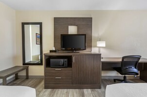 Escritorio, espacio para trabajar con laptop y cortinas blackout 