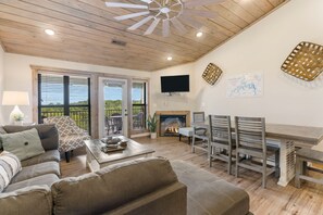 디럭스 콘도, 침실 3개, 호수 전망 | 거실 공간 | 케이블 채널 시청이 가능한 30인치 스마트 TV, TV