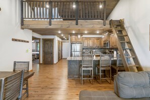 3-BD Lake View Condo W/ Loft - Penthouse Suite - 1212 | Private kitchen