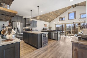 Indian Point - 4-Bedroom Lodge 188 | 1 phòng ngủ, trang trí khác biệt, màn/rèm cản sáng 