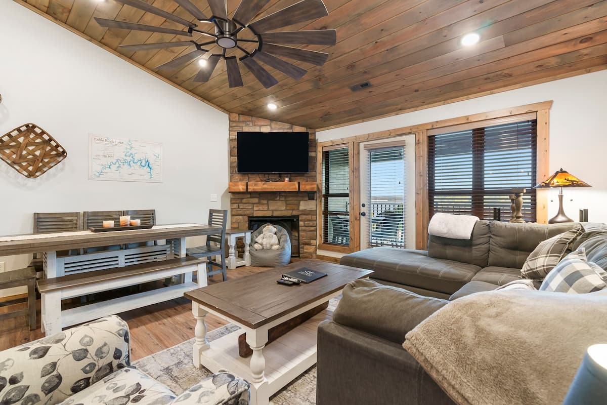 3-BD Lake View Condo W/ Loft - Penthouse Suite - 1209 | Living area | 30-inch Smart TV with cable channels, TV
