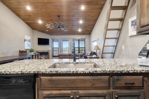 3-BD Lake View Condo W/ Loft - Penthouse Suite - 1115 | Private kitchen | Full-size fridge, microwave, oven, stovetop