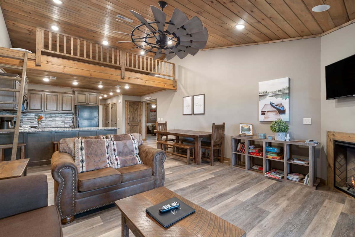 3-BD Lake View Condo W/ Loft - Penthouse Suite - 1115 | Living area | 30-inch Smart TV with cable channels, TV