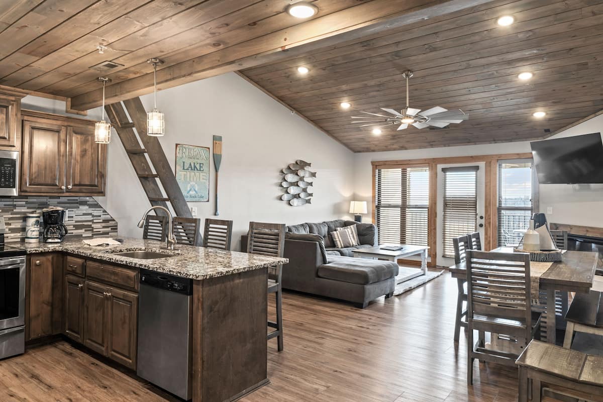 3-BD Lake View Condo W/ Loft - Penthouse Suite - 1210 | Living area | 30-inch Smart TV with cable channels, TV