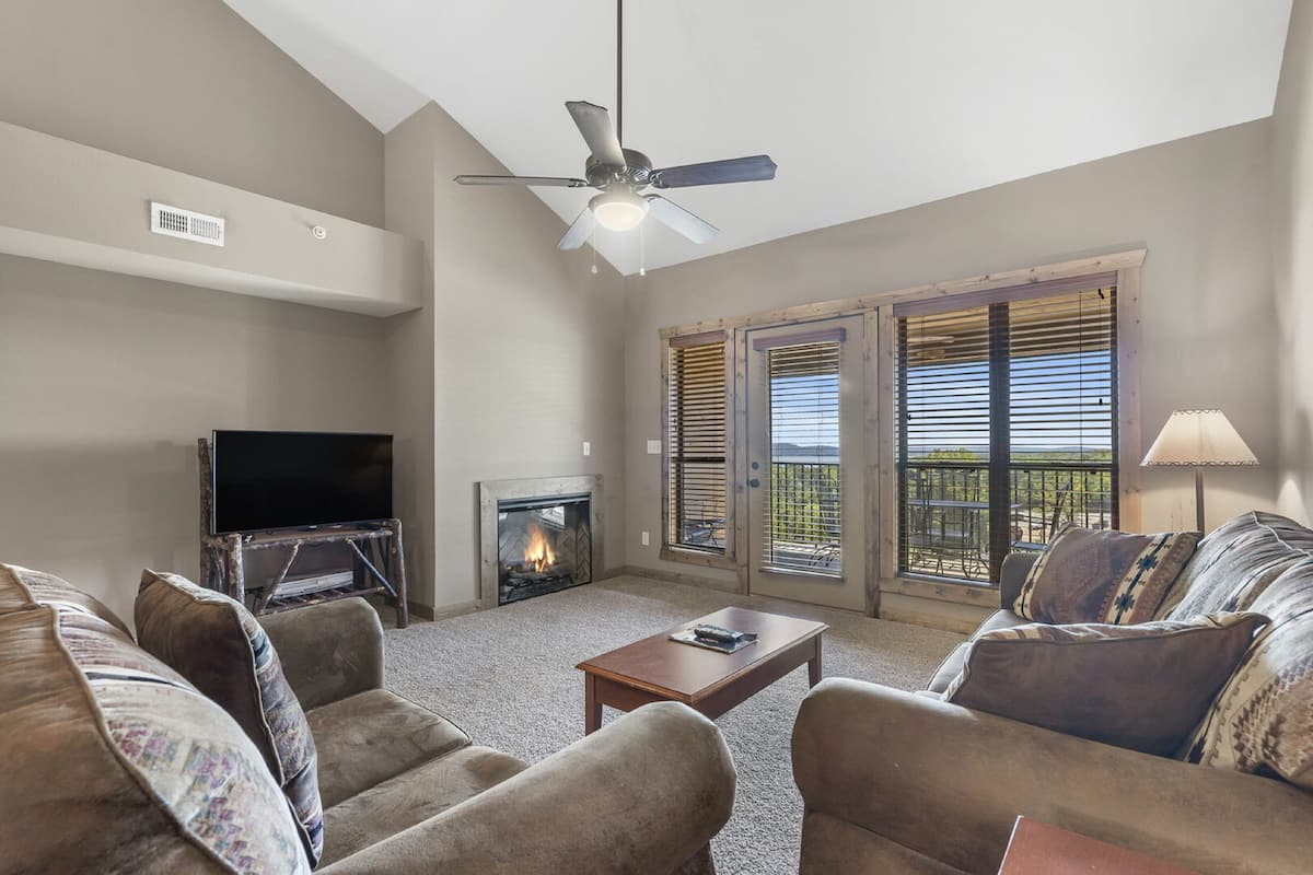 2-BD Lake View Condo - Penthouse Suite - 1511 | 1 bedroom, individually decorated, blackout drapes, iron/ironing board