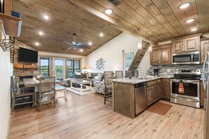 3-BD Lake View Condo W/ Loft - Penthouse Suite - 1209 | Private kitchen | Full-size fridge, microwave, oven, stovetop