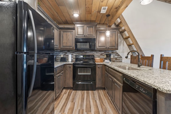 3-BD Lake View Condo W/ Loft - 1114 | Private kitchen