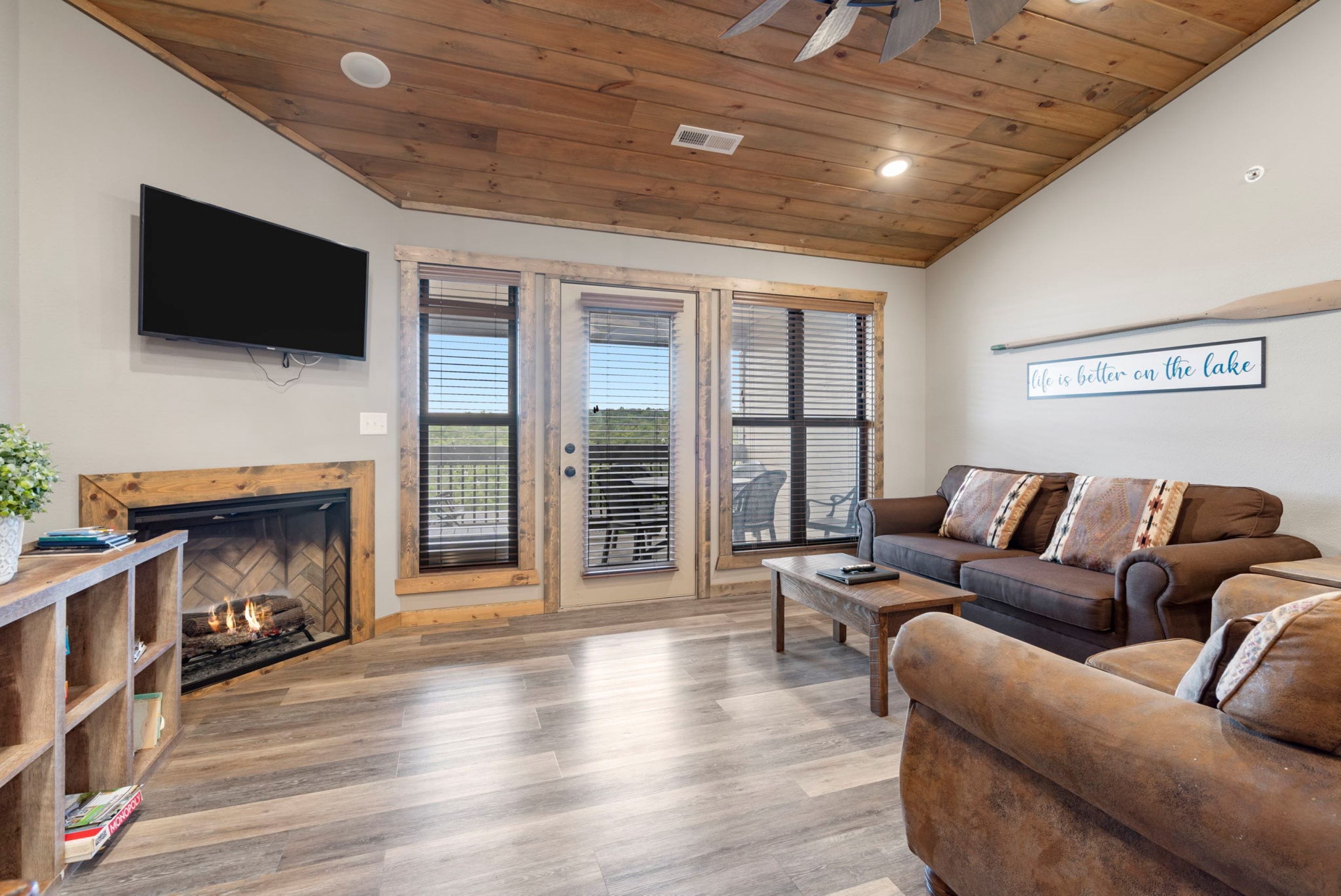 Una sala de estar con chimenea, televisor y sofá.