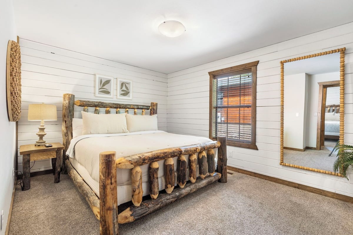 2-BD Cabin #15 | 1 bedroom, individually decorated, blackout drapes, iron/ironing board