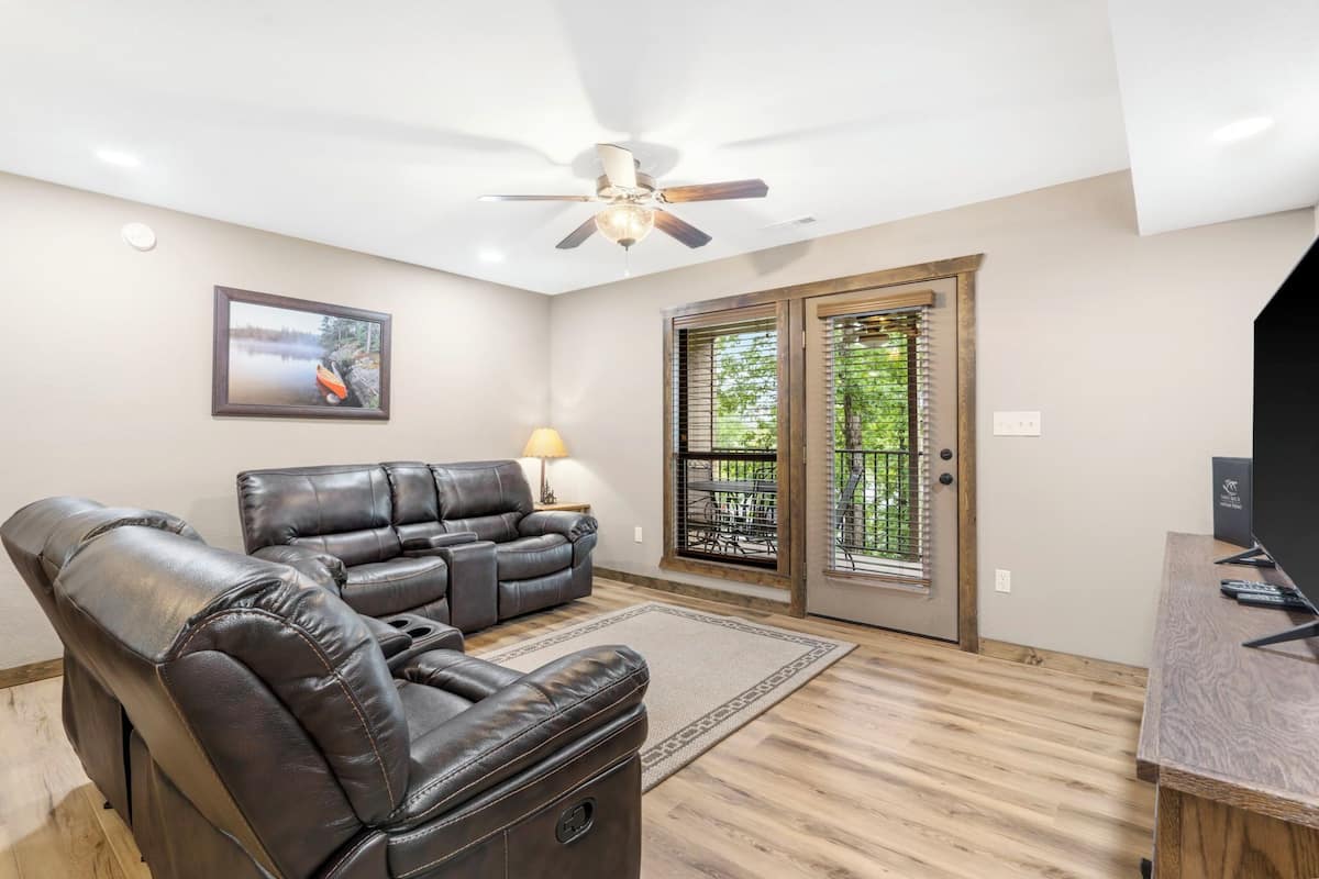 2-BD Waterfront Condo - Terrace Level - 504 | Living area | 30-inch Smart TV with cable channels, TV