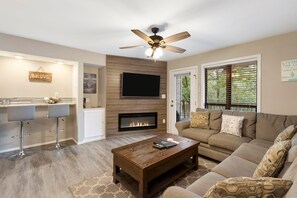 디럭스 콘도, 침실 2개, 호숫가 | 거실 공간 | 케이블 채널 시청이 가능한 30인치 스마트 TV, TV