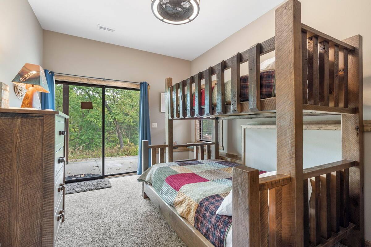 3-BD Cabin w/ Loft #25 | 遮光窗簾/窗簾、熨斗/熨衫板、免費 Wi-Fi、獨特設計