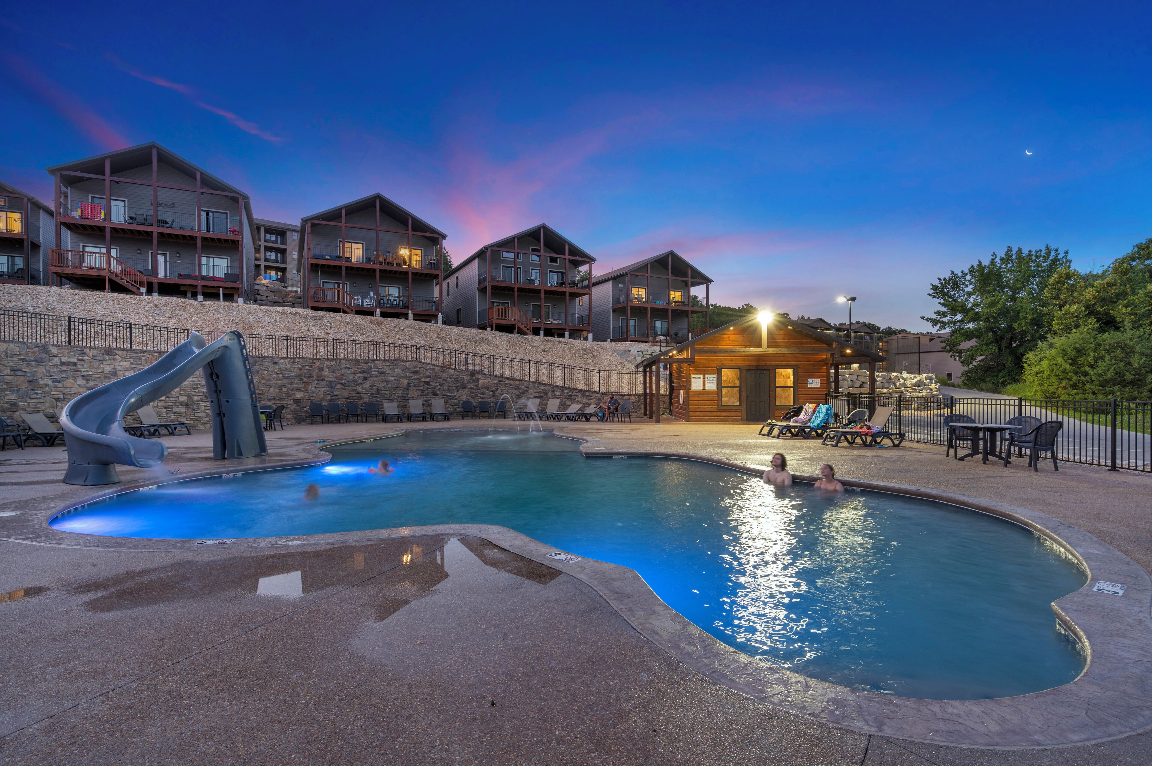 季節性室外泳池；泳池傘、躺椅