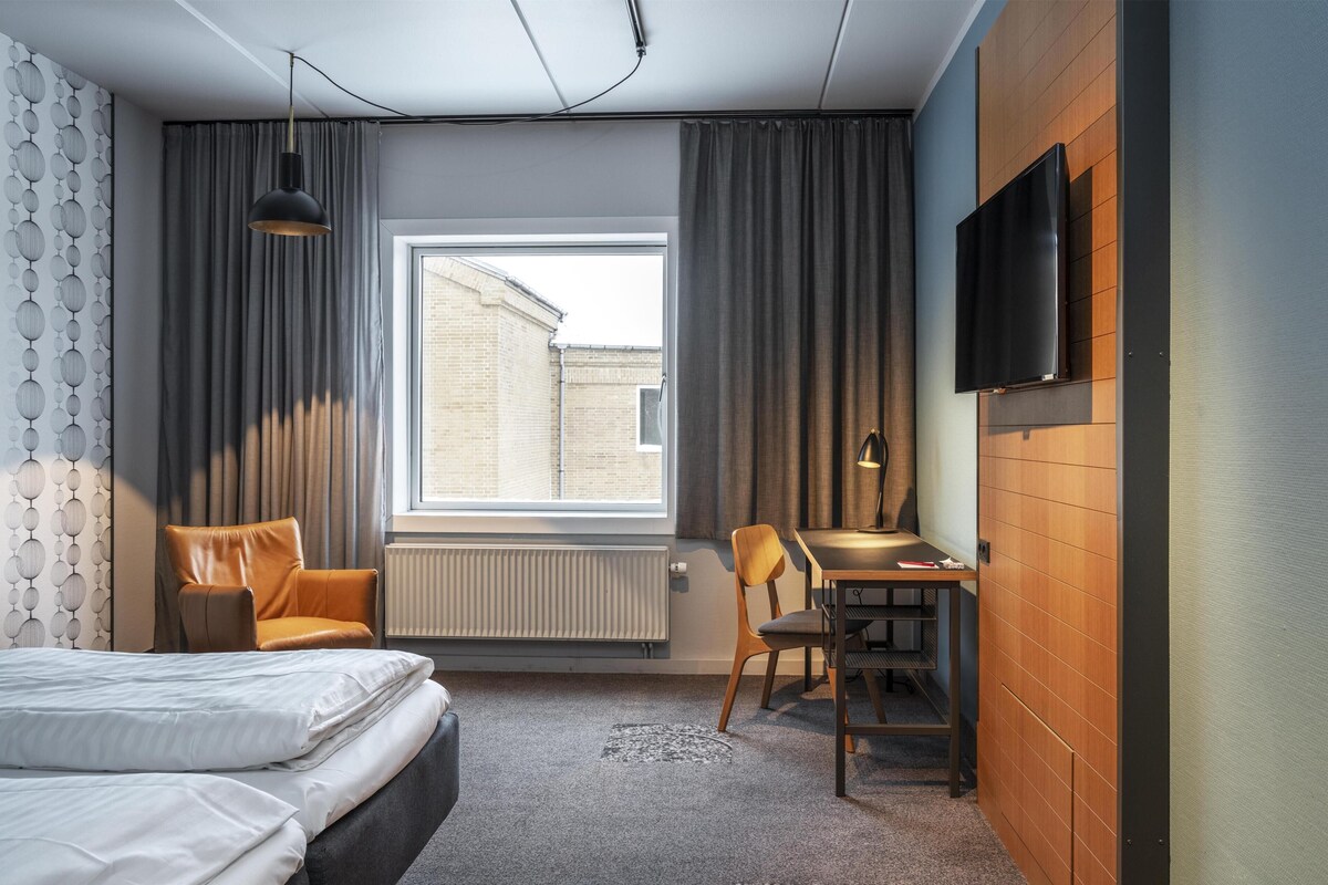 Kamer (Cozy) | Hypoallergeen beddengoed, een bureau, verduisterende gordijnen
