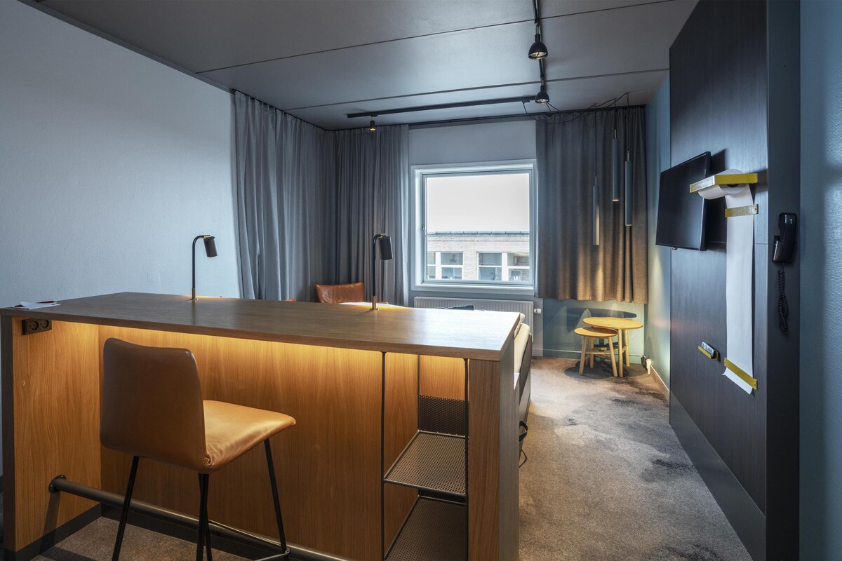 Superior kamer | Hypoallergeen beddengoed, een bureau, verduisterende gordijnen