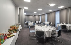 A conference room with round tables, chairs, and a buffet area with food and beverages. - Hoje Taastrup Hotel Copenhagen West, a member of Radisson Individuals (Taastrup)