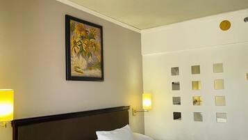 Habitación tradicional, 1 cama King size | Escritorio, wifi gratis y ropa de cama