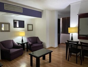 Suite junior, 1 cama King size | Escritorio, wifi gratis y ropa de cama 