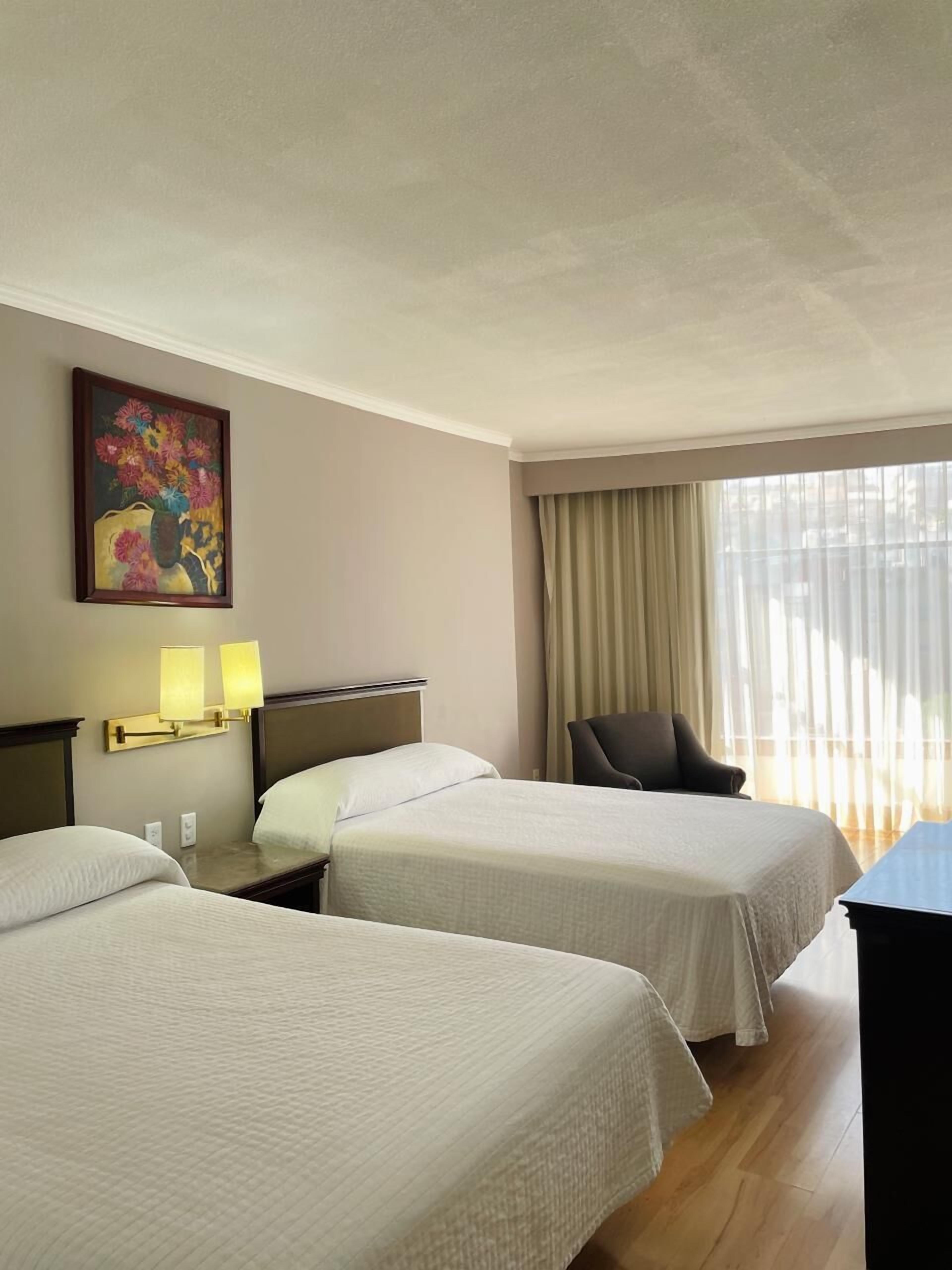 Escritorio, wifi gratis y ropa de cama 