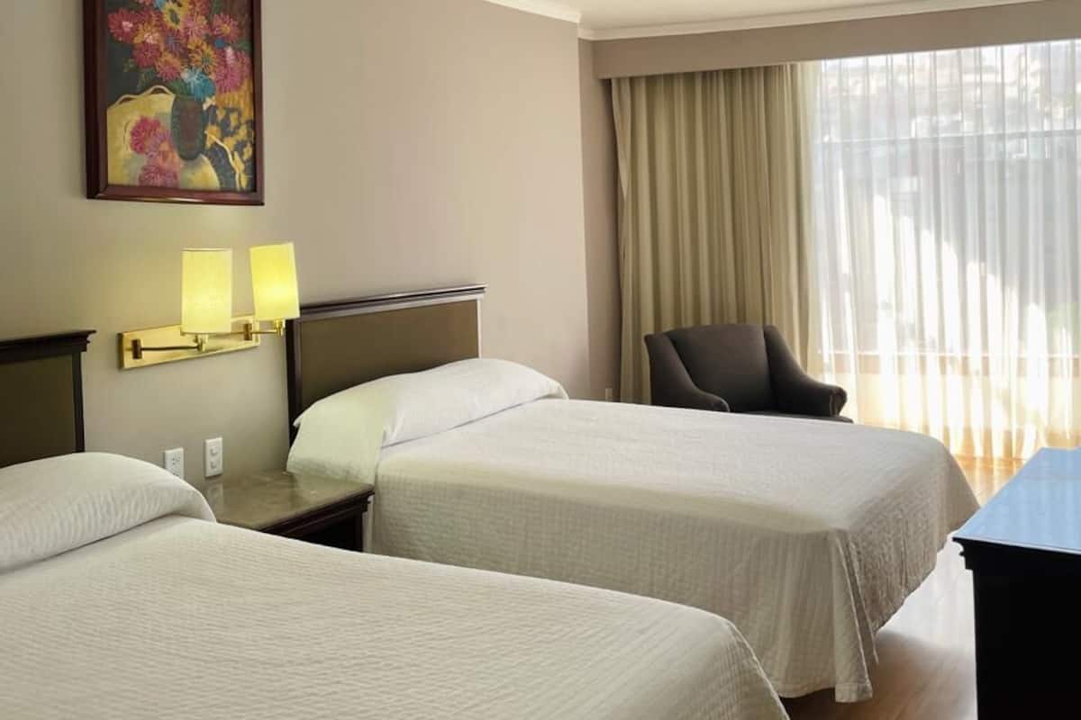 Escritorio, wifi gratis y ropa de cama