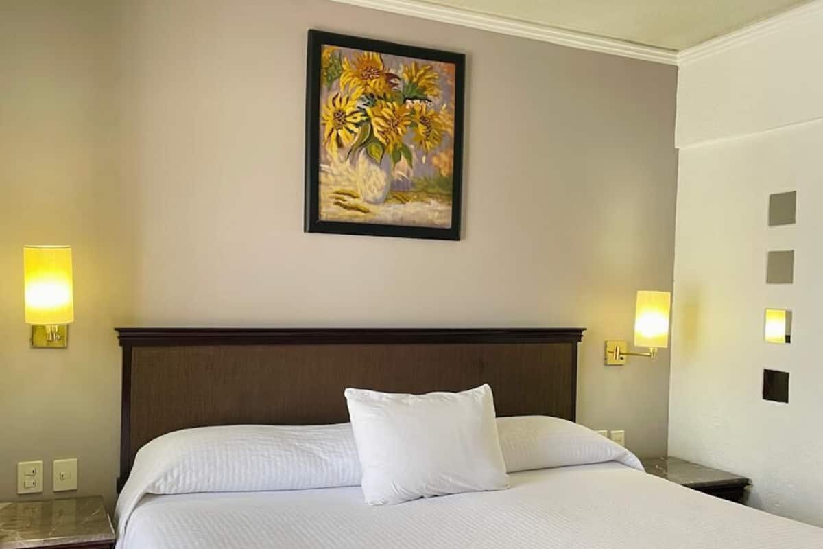 Escritorio, wifi gratis y ropa de cama