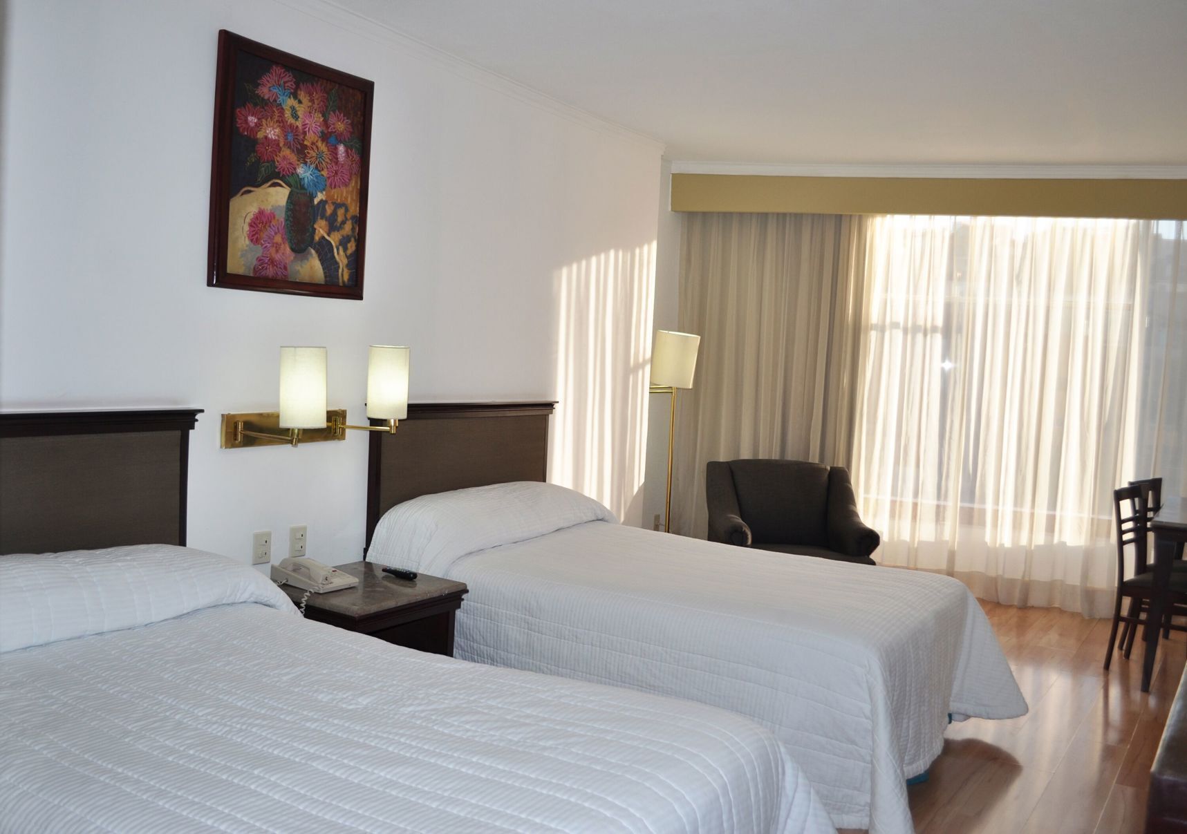 Escritorio, wifi gratis y ropa de cama 