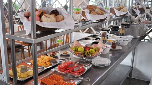 A buffet with various food items including fruits, vegetables, and bread. - Hotel Arroyo de la Plata (Zacatecas)