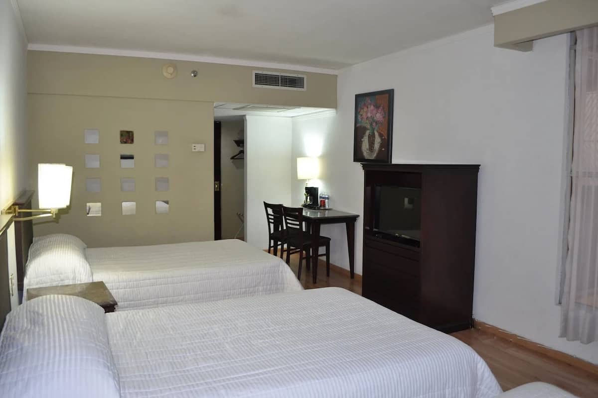 Quarto casal tradicional, 2 camas de casal | 1 quarto, escrivaninha, Wi-Fi de cortesia, roupa de cama