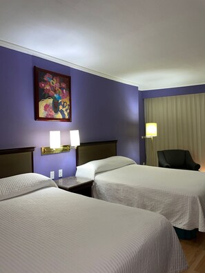Habitación doble tradicional, 2 camas matrimoniales | Escritorio, wifi gratis y ropa de cama 