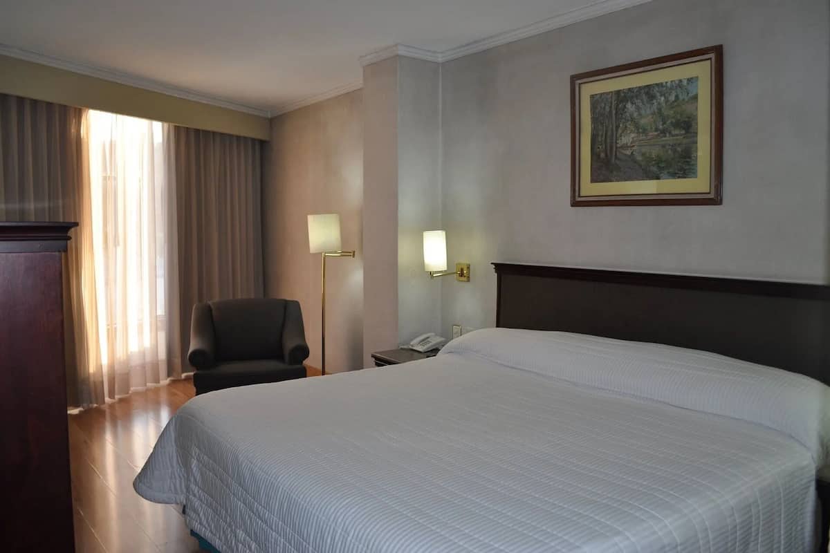 Quarto tradicional, 1 cama King | 1 quarto, escrivaninha, Wi-Fi de cortesia, roupa de cama