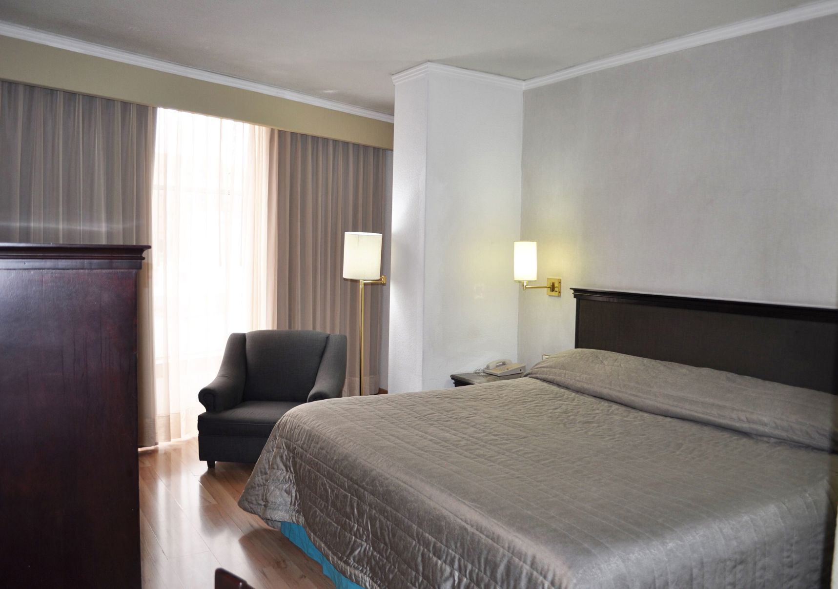 Escritorio, wifi gratis y ropa de cama 