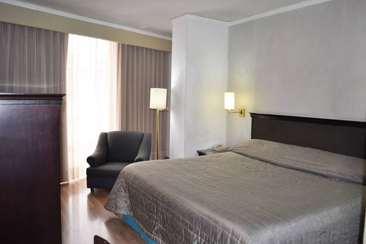 Escritorio, wifi gratis y ropa de cama