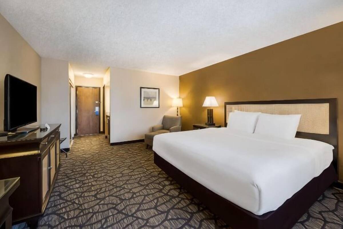 Escrivaninha, cortinas blackout, ferros/tábuas de passar roupa