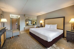 Suite, 1 kingsize bed, niet-roken, bubbelbad (1st Floor) | 1 slaapkamer, een bureau, verduisterende gordijnen