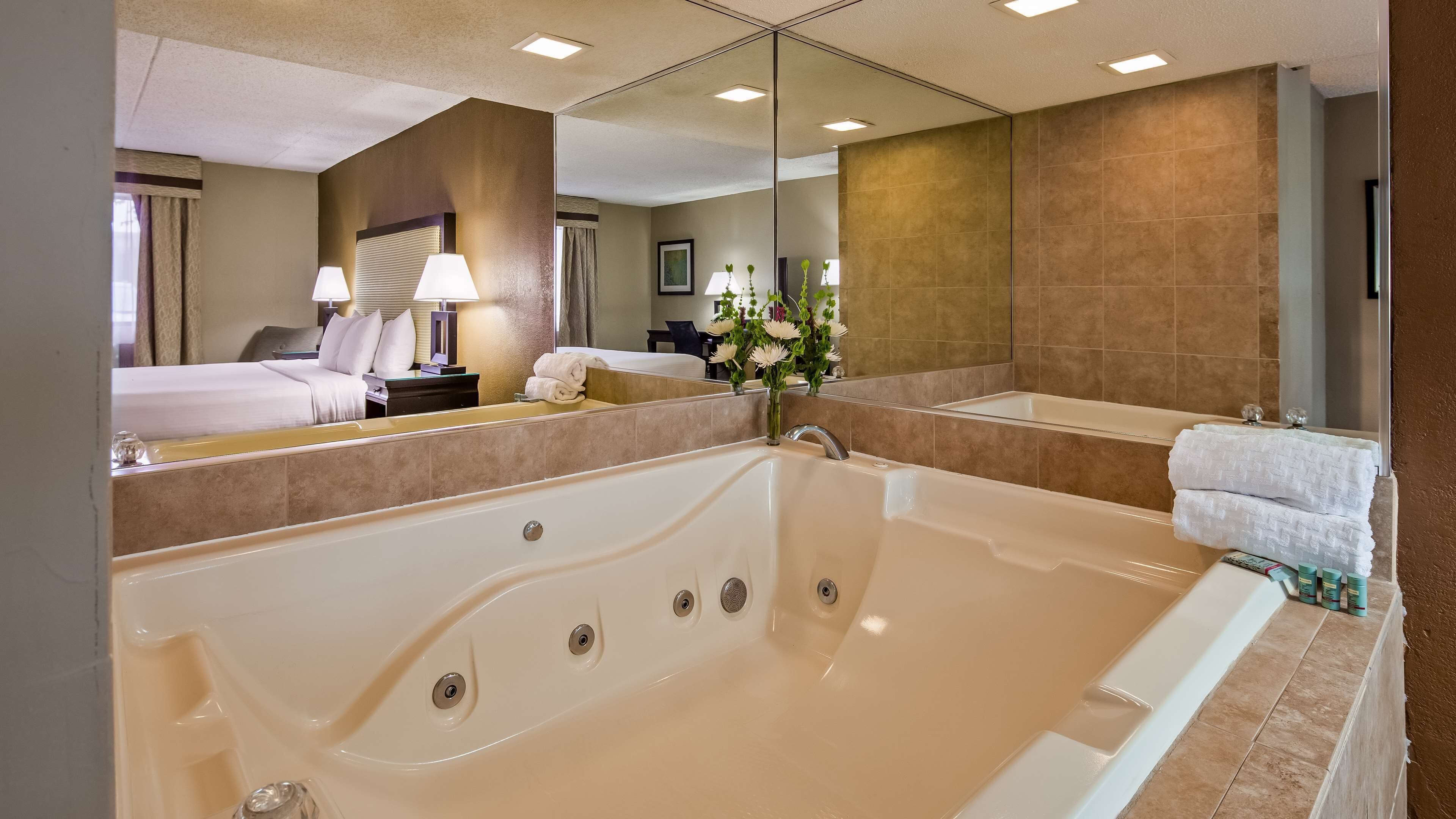 suite, 1 king bed, non smoking, jetted tub (1st floor) | 1 bedroom, desk, blackout curtains, iron/ironing board