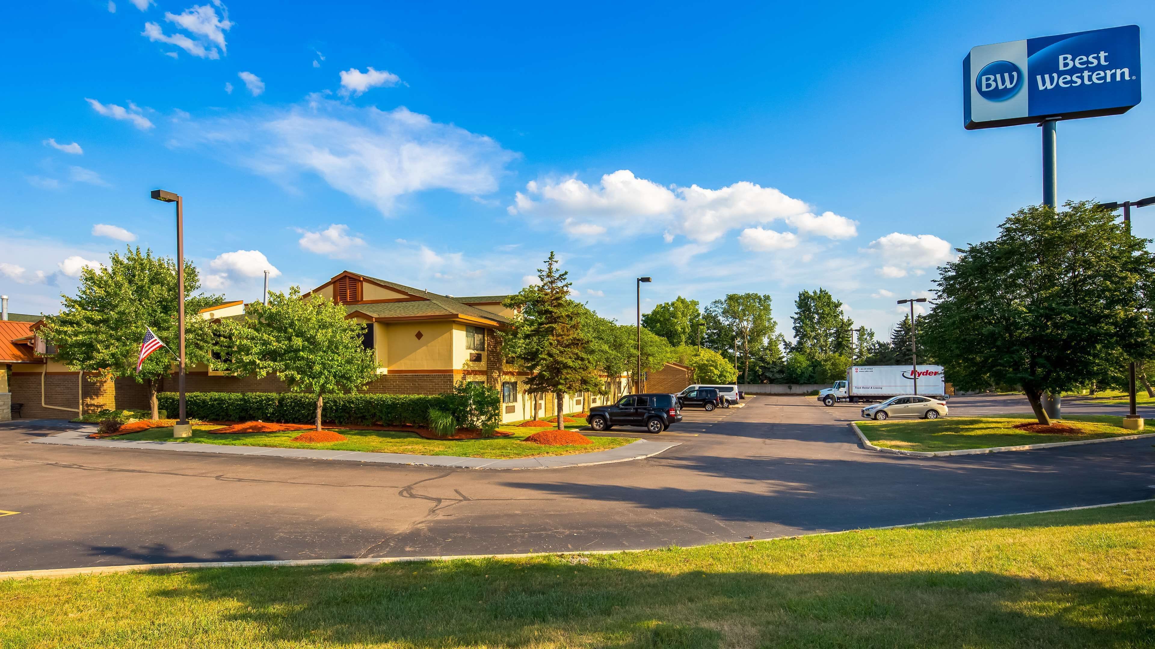 A Best Western hotel with a parking lot, a truck, and a clear blue sky.