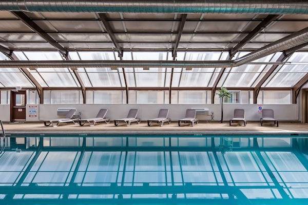 Kolam renang tertutup