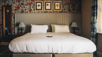 Decoración personalizada, escritorio y cortinas blackout