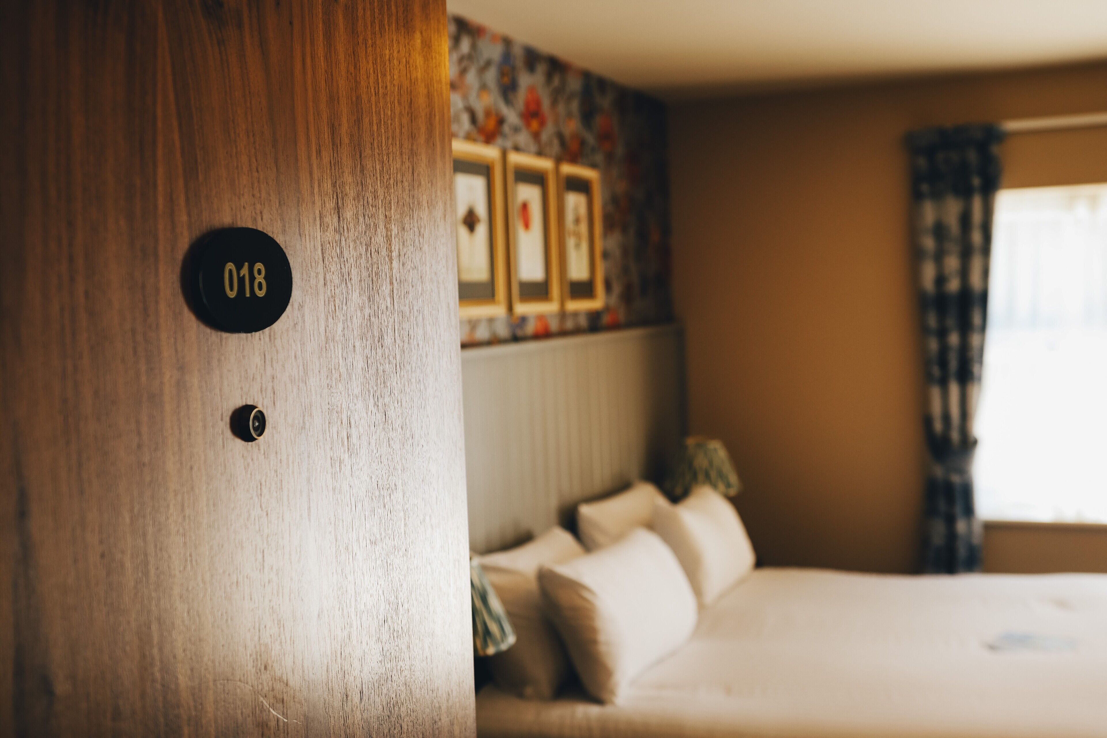 客室ごとに異なる装飾、デスク、遮光カーテ  ン、アイロン / アイロン台