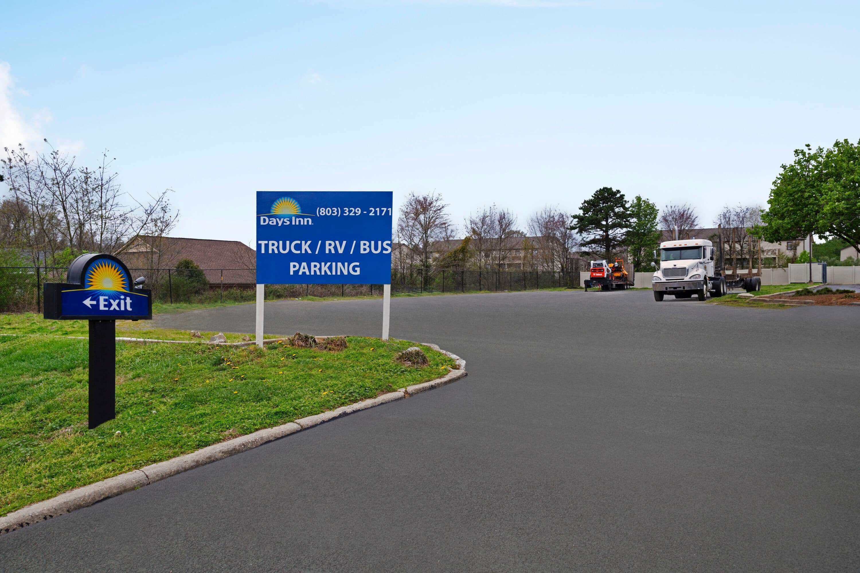 A Days Inn sign indicating truck, RV, and bus parking availability.