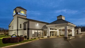 A Days Inn hotel with a modern design, featuring a large entrance, a covered waiting area, and a prominent sign. - Days Inn by Wyndham Rock Hill (Rock Hill)