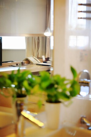 Executive Double Room | Minibar, in-room safe, desk, soundproofing