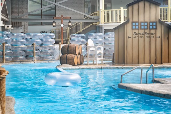 Piscine extérieure, parasols de plage, chaises longues