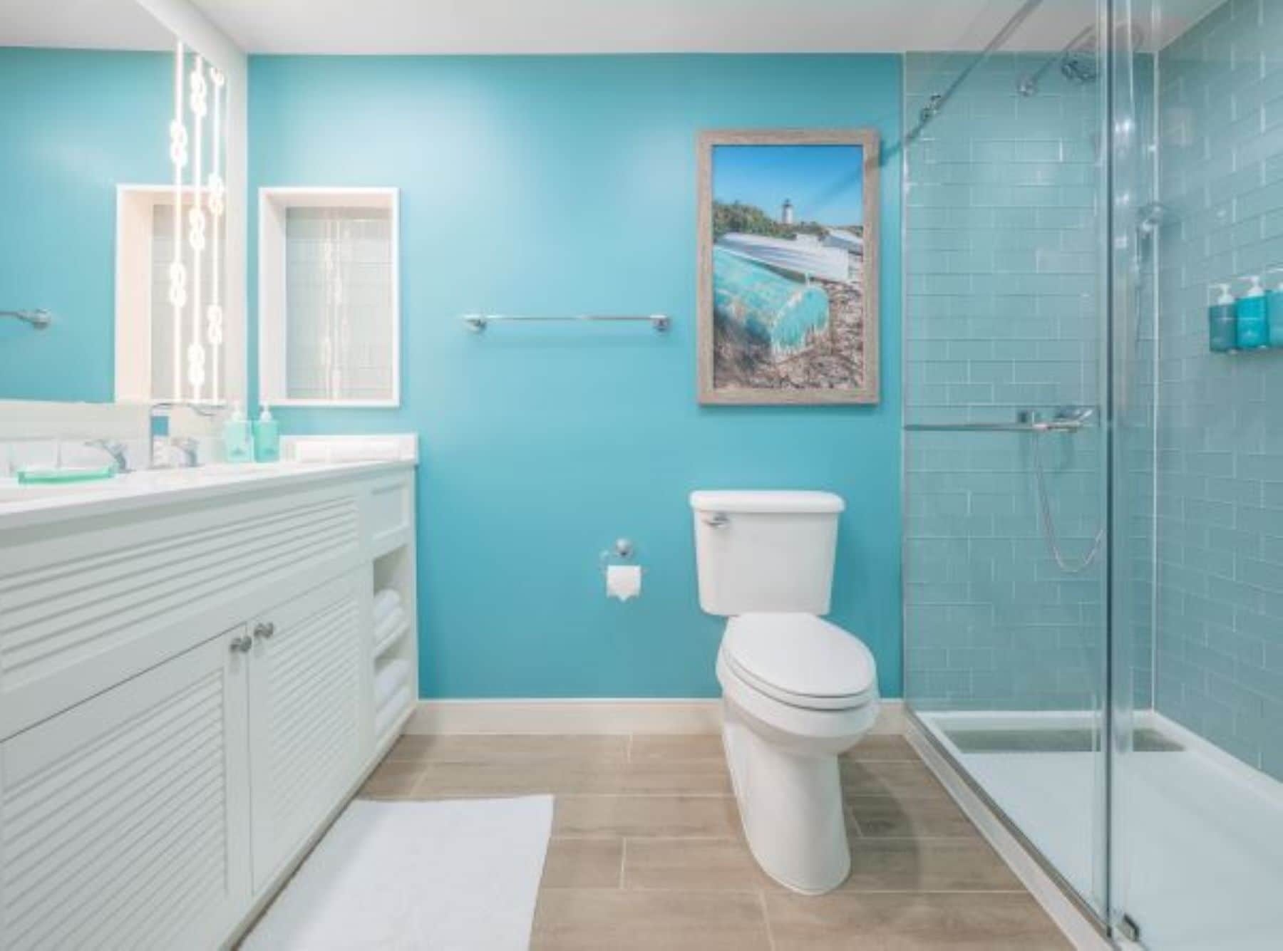 Een badkamer met een toilet, een douche en een wastafel.
