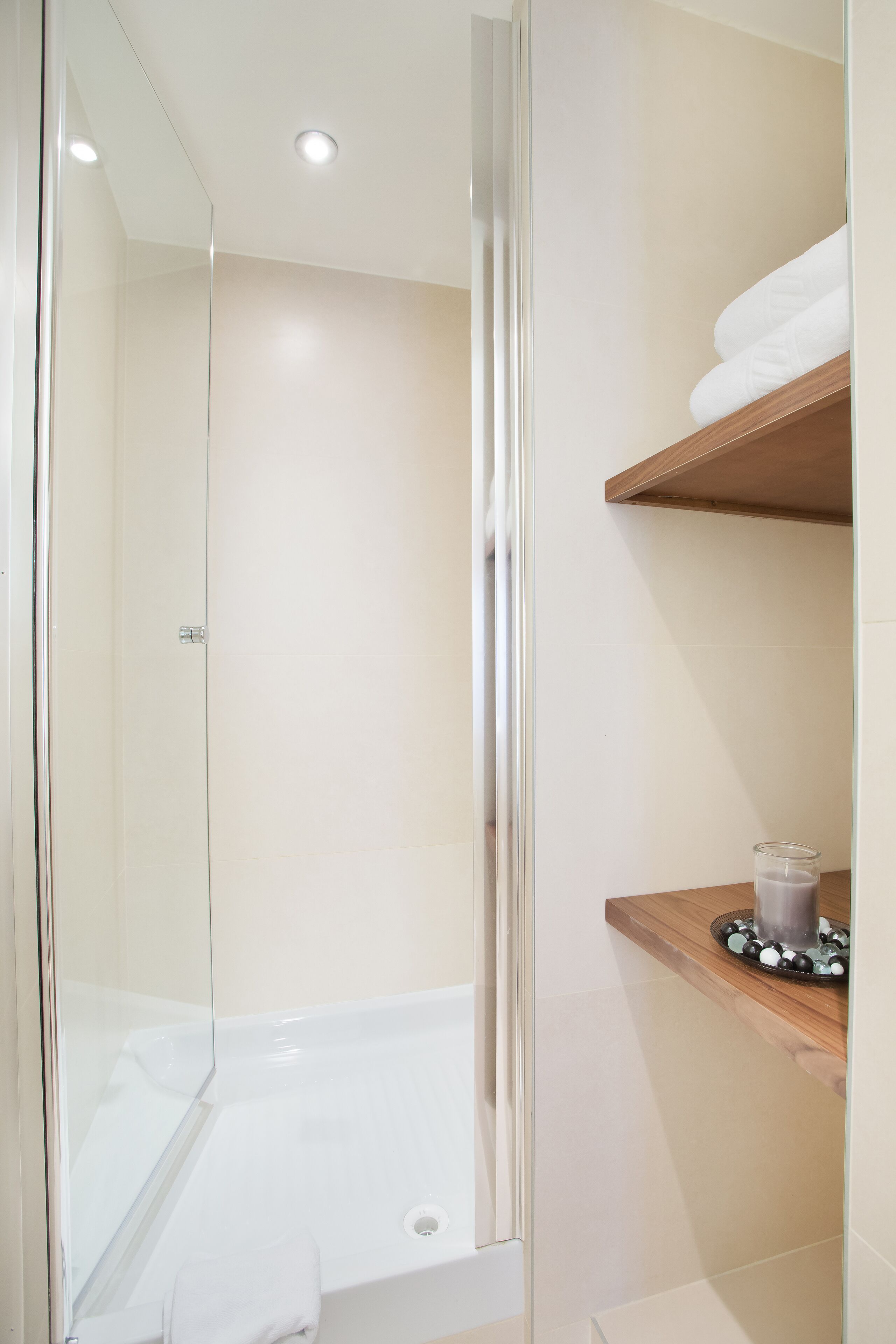 triple room | bathroom | hair dryer, towels, soap, shampoo