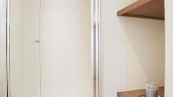 Chambre Triple Supérieure | Salle de bain | Sèche-cheveux, serviettes fournies, savon, shampoing