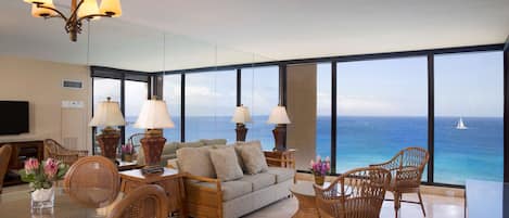 Tallelokero huoneessa, yksilöllisesti sisustettu, työpöytä