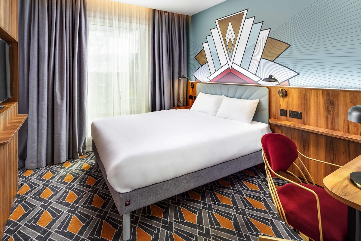 Desk, laptop workspace, iron/ironing board, free WiFi