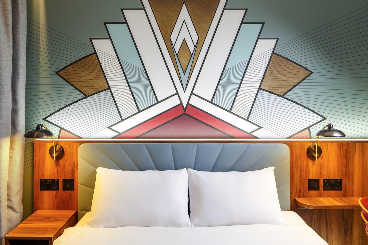 Desk, laptop workspace, iron/ironing board, free WiFi